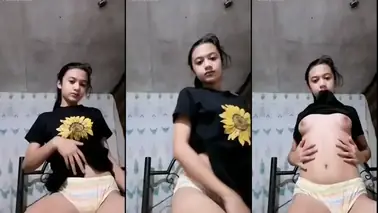 Dokumentasi Gadis Cantik Bersantai Di Kasur