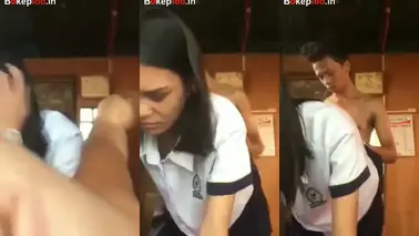 Gadis Cantik Berseragam Kerja Pasrah Kasur