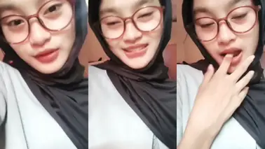 Ukhti Hijab Cantik Pasrah Goyang Di Kasur